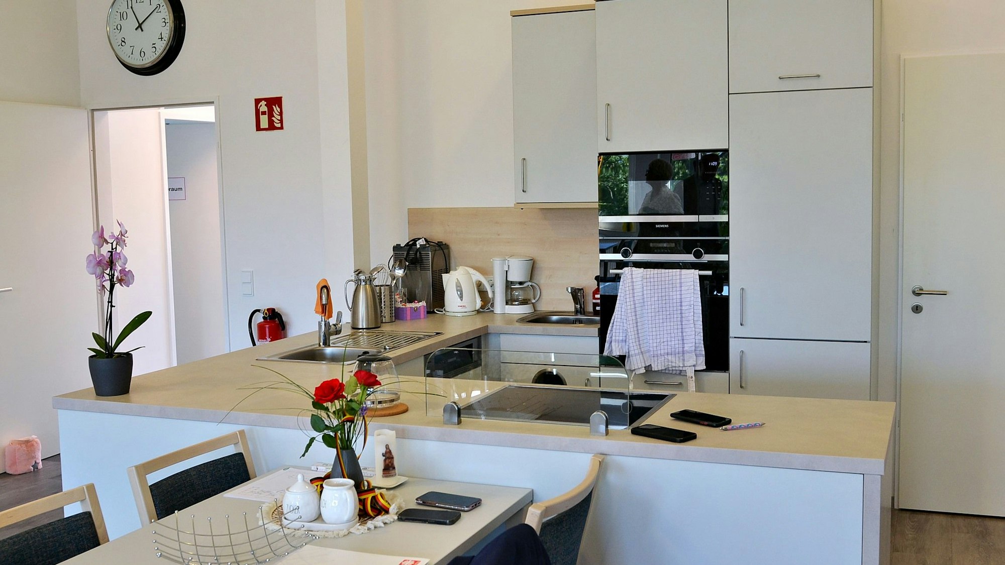 In Weiß und hellem Holz ist die Küche in der neuen Caritas-Tagespflege in Euskirchen gestaltet.