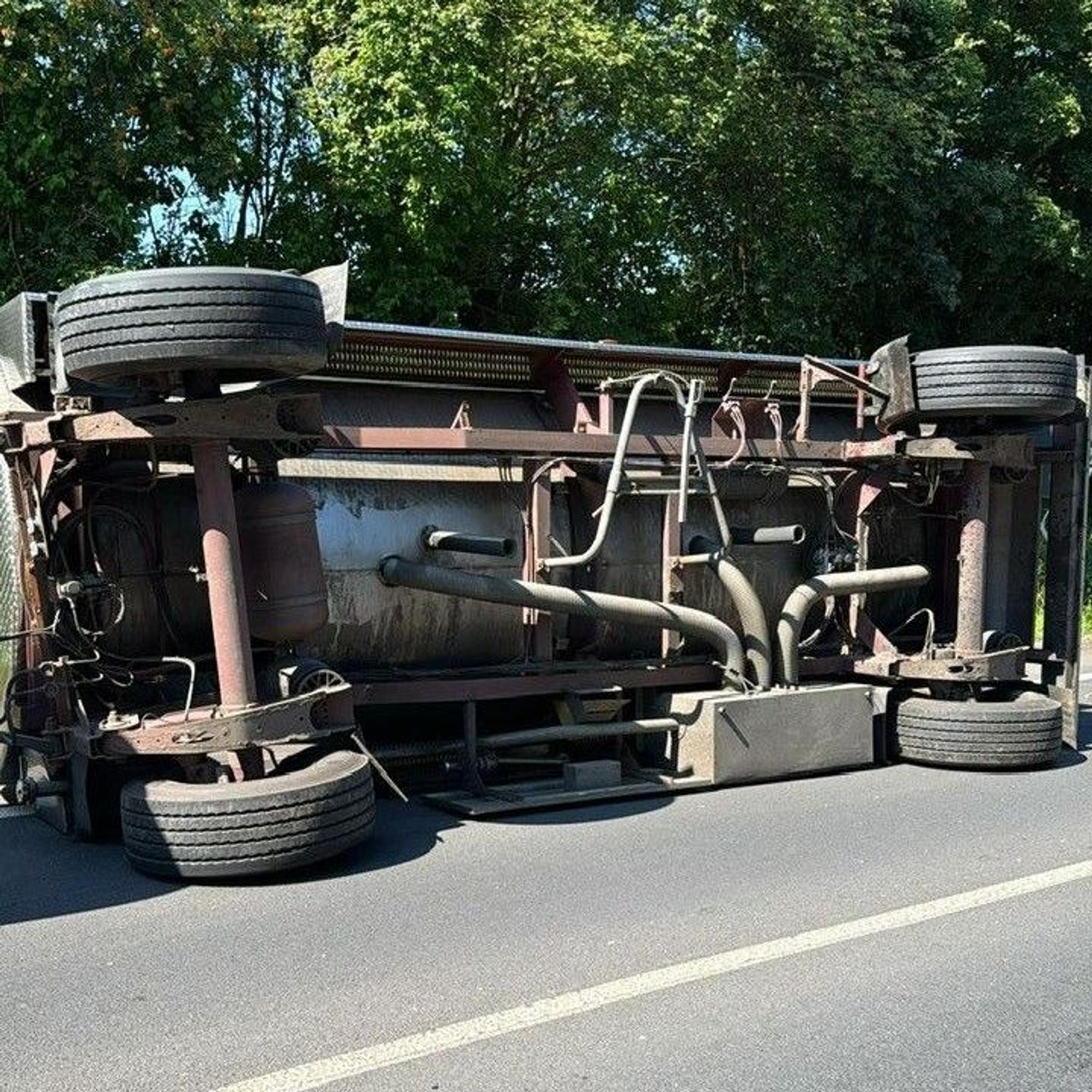 Das Bild zeigt einen umgekippten Lkw-Anhänger.