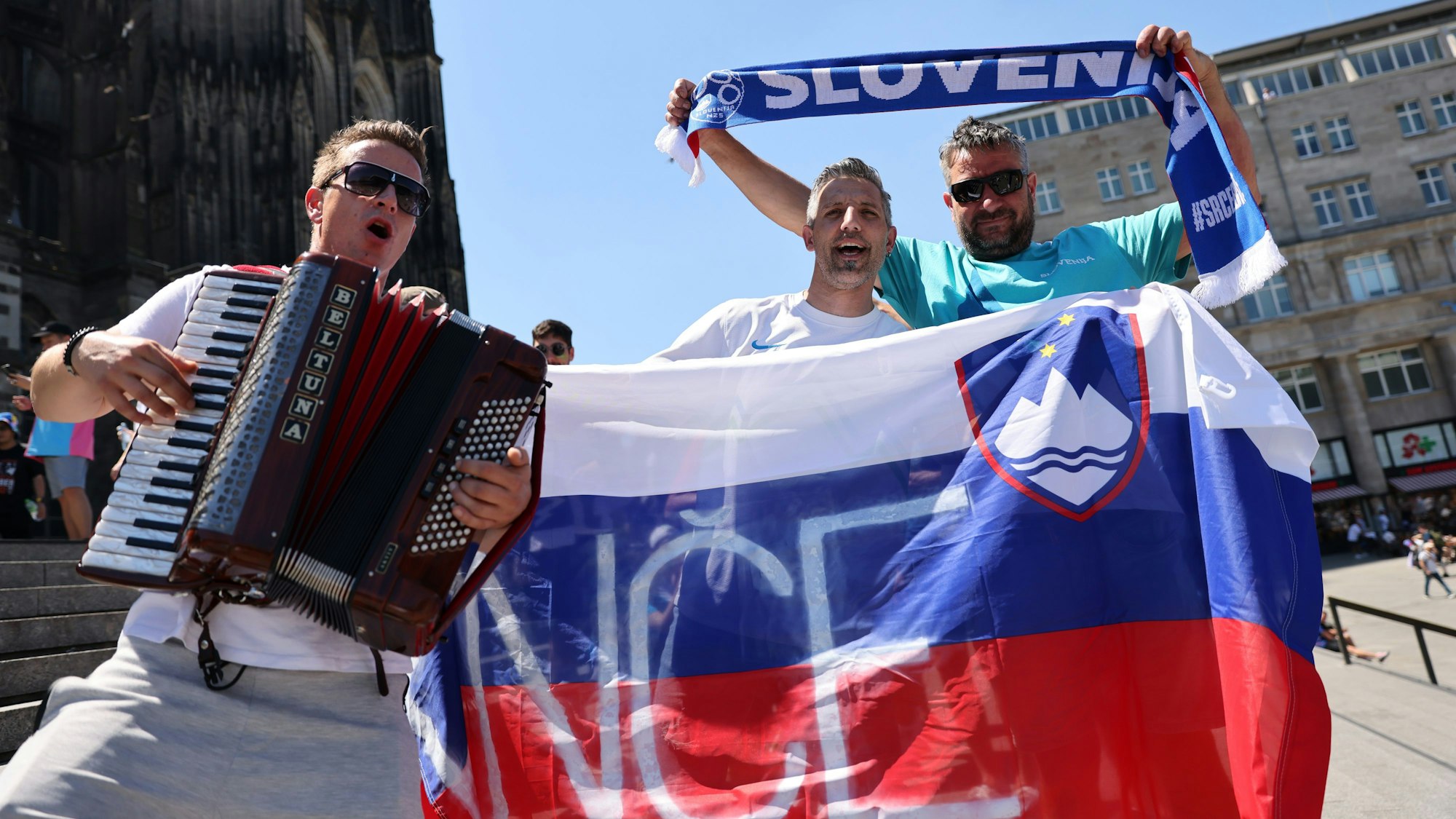 Polka, Polka, Polka: Slowenische Fans musizierten in der Mittagshitze auf der Domplatte.