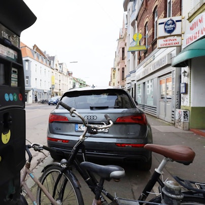 Ein Gländewagen parkt auf der Berrenrather Straße in Köln.