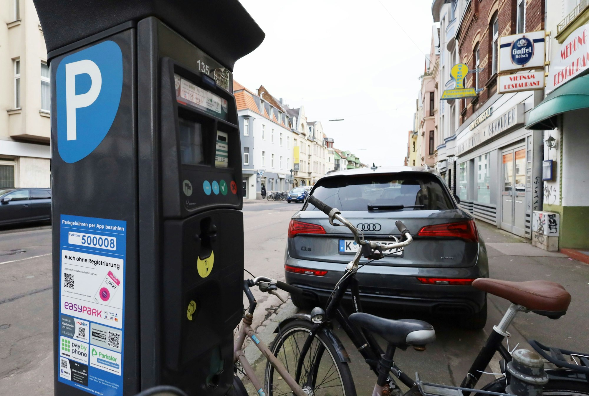 Ein Gländewagen parkt auf der Berrenrather Straße in Köln.