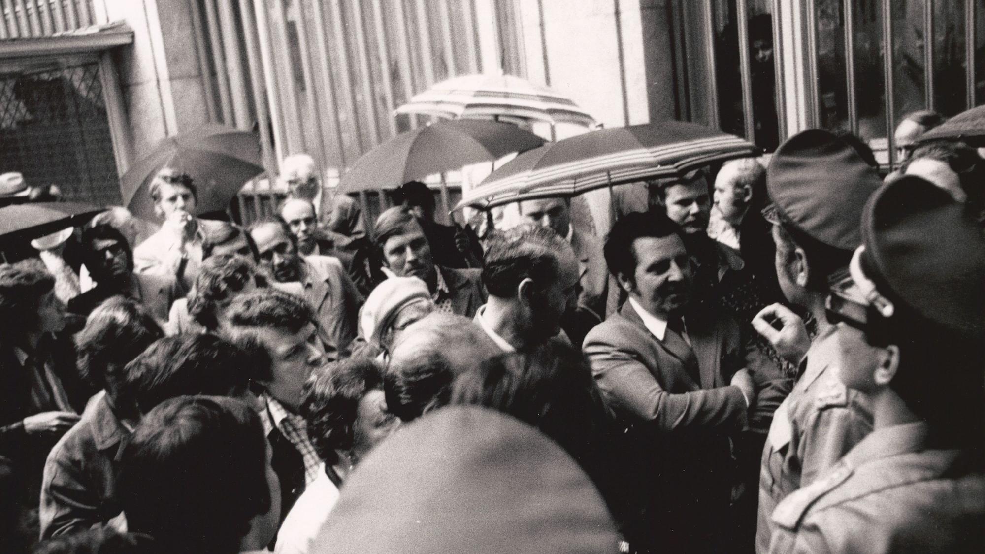 Besorgte Sparer stehen am 27. Juni 1974 vor den verschlossenen Türen der Herstatt-Bank und fordern ihr Geld zurück.