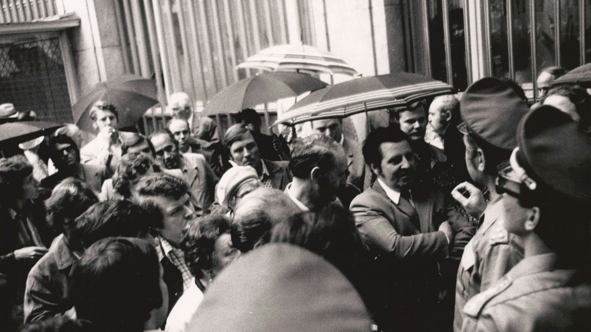 Besorgte Sparer stehen am 27. Juni 1974 vor den verschlossenen Türen der Herstatt-Bank und fordern ihr Geld zurück.