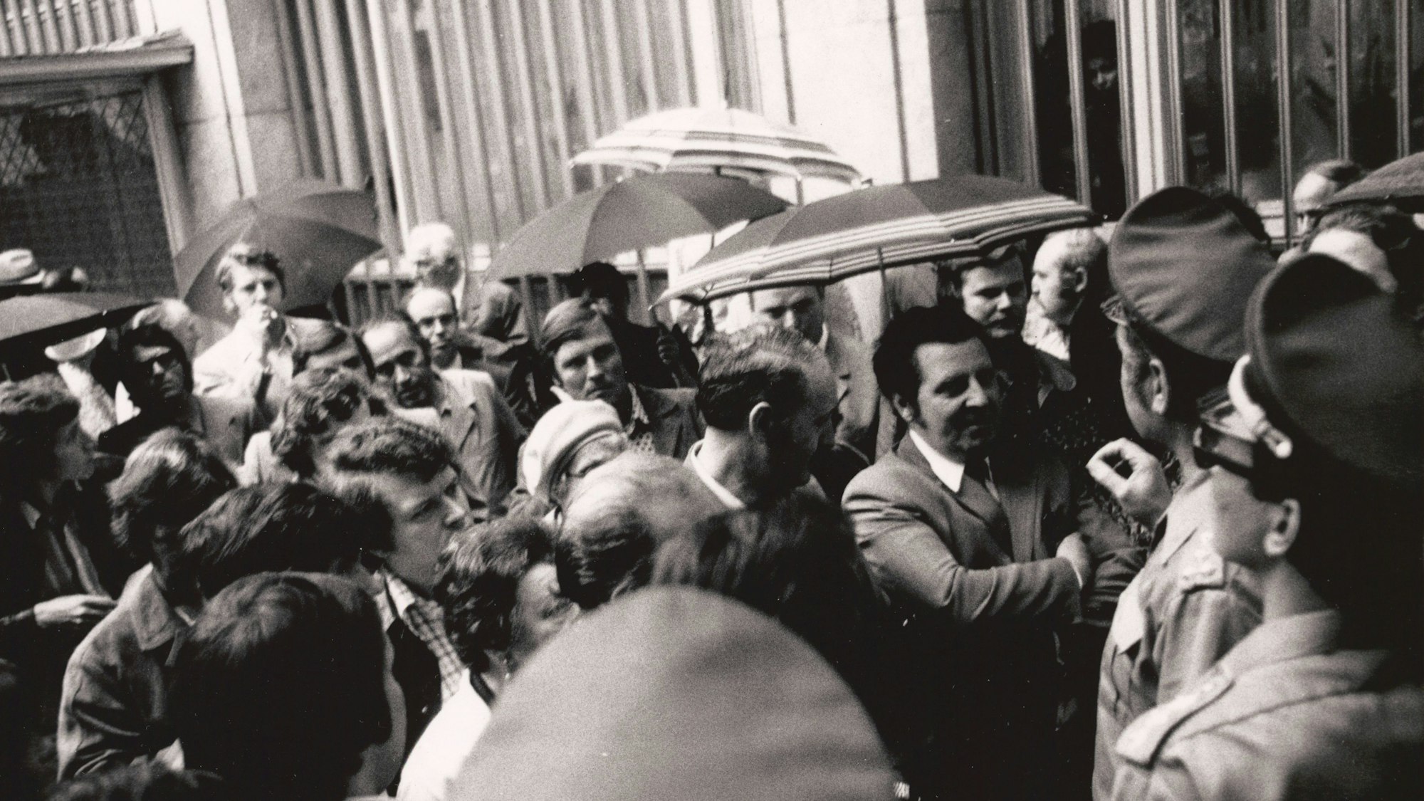 Besorgte Sparer stehen am 27. Juni 1974 vor den verschlossenen Türen der Herstatt-Bank und fordern ihr Geld zurück.