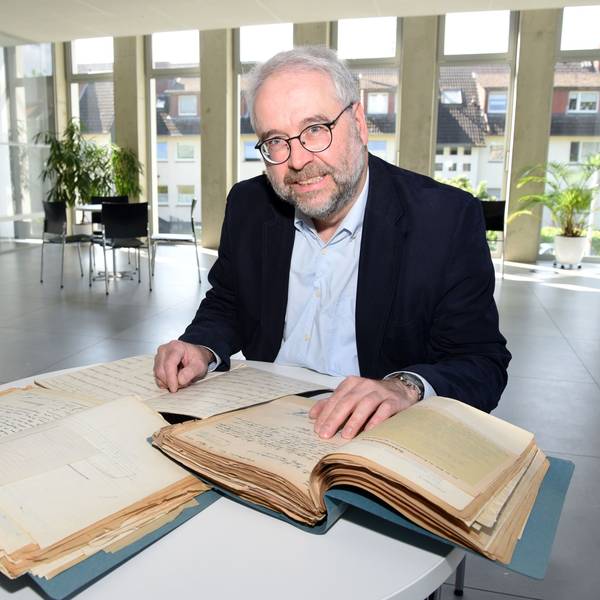 Noch bis ins kommende Jahr hinein nimmt der Kölner Historiker Wolfgang Rosen immer wieder Platz im Bürgerdorf am Alsberg, um dort für den „Rheinischen Städteatlas“ für die Stadt Waldbröl alte Akten auszuwerten.