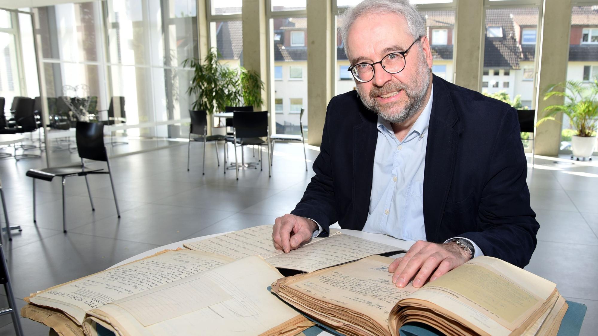 Noch bis ins kommende Jahr hinein nimmt der Kölner Historiker Wolfgang Rosen immer wieder Platz im Bürgerdorf am Alsberg, um dort für den „Rheinischen Städteatlas“ für die Stadt Waldbröl alte Akten auszuwerten.