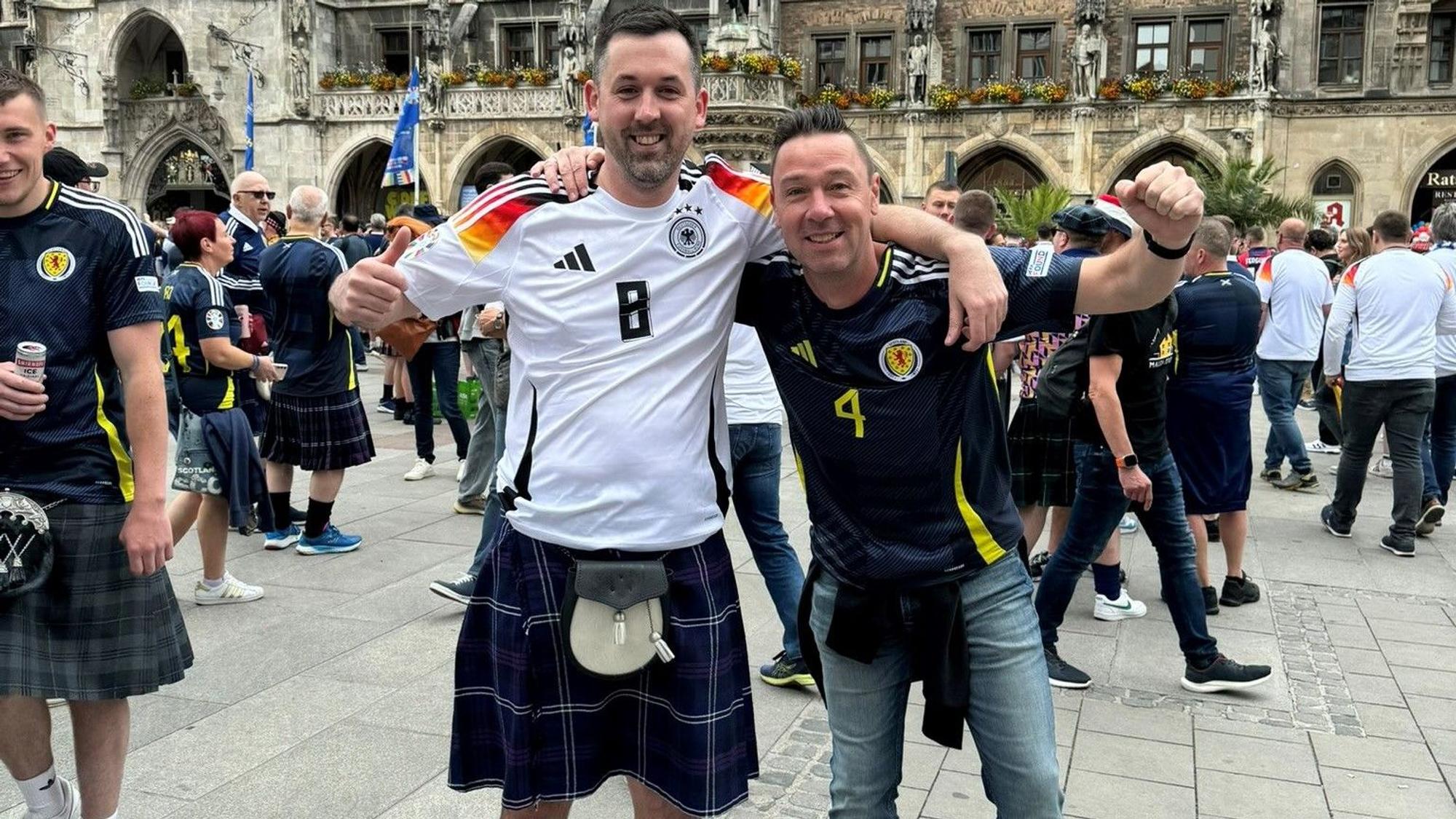 Uwe Metternich im Schottland-Trikot, sein Deutschland-Trikot trägt ein Schotte im Kilt.