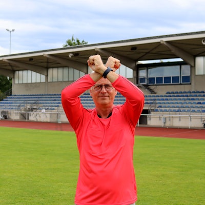 Ein Schiedsrichter kreuzt die Arme. Das Zeichen für eine Spielunterbrechung.