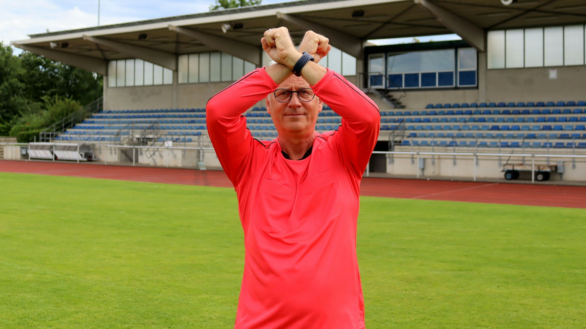 Ein Schiedsrichter kreuzt die Arme. Das Zeichen für eine Spielunterbrechung.