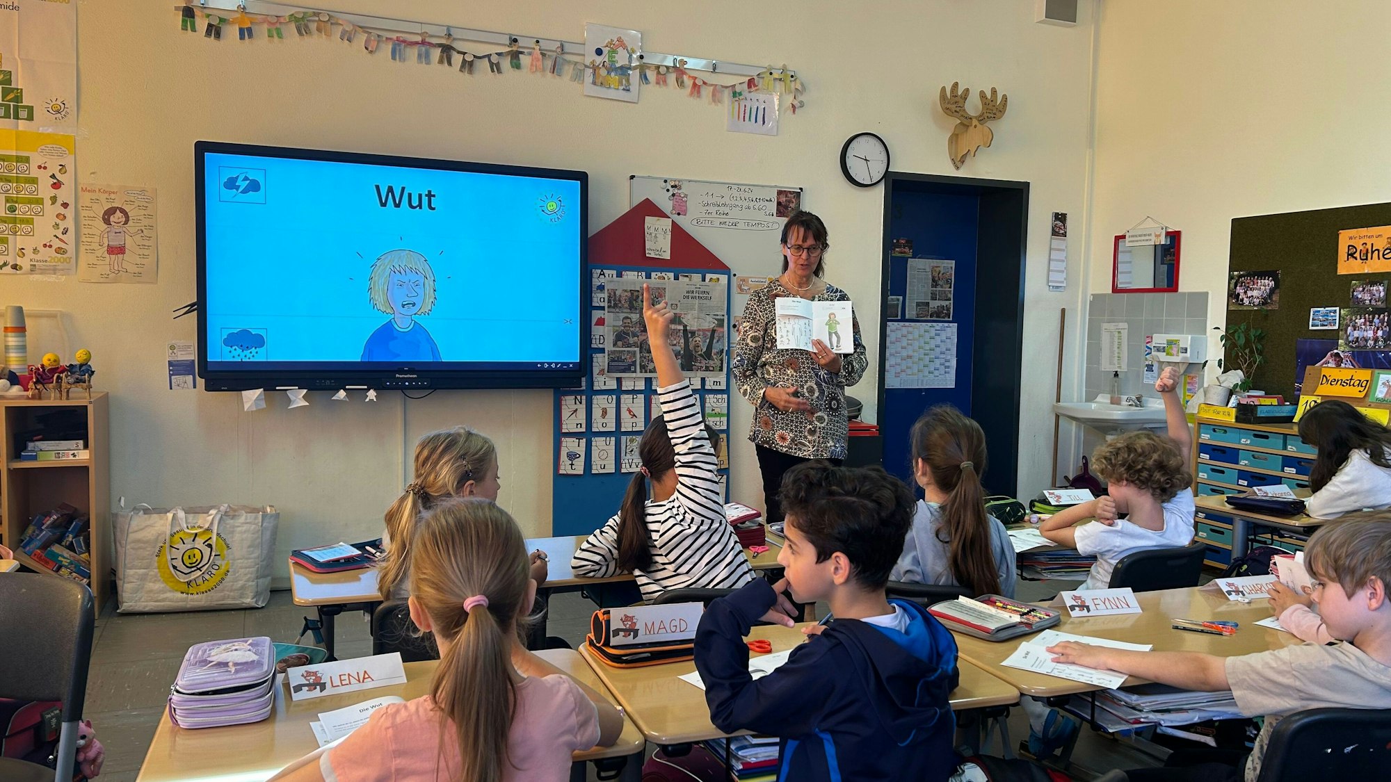 Die Welt des Körpers und der Emotionen entdeckt die 2a der GGS Im Kirchfeld mit Gesundheitsförderin Mechthild Posth .