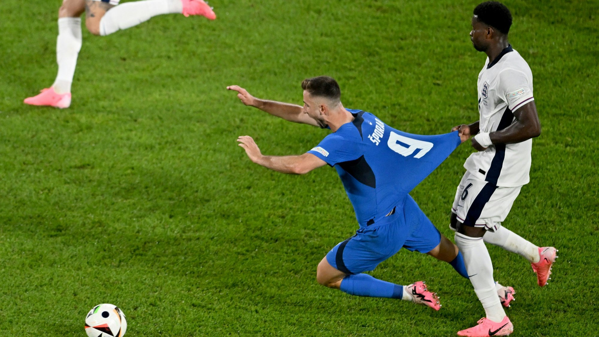 Sloweniens Andraz Sporar (l) wird von Englands Marc Guehi festgehalten.