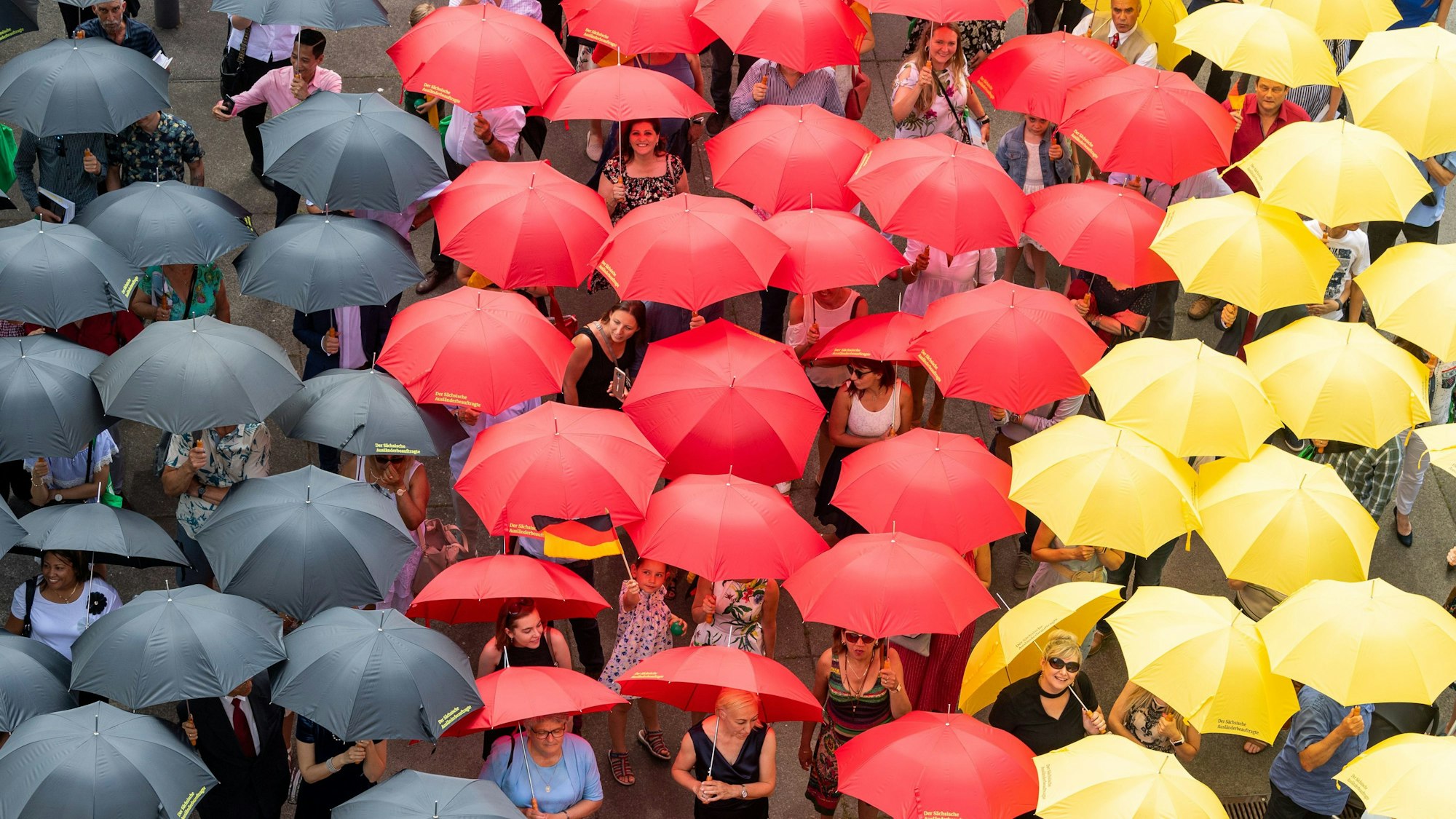 Einige lachen in die Kamera.