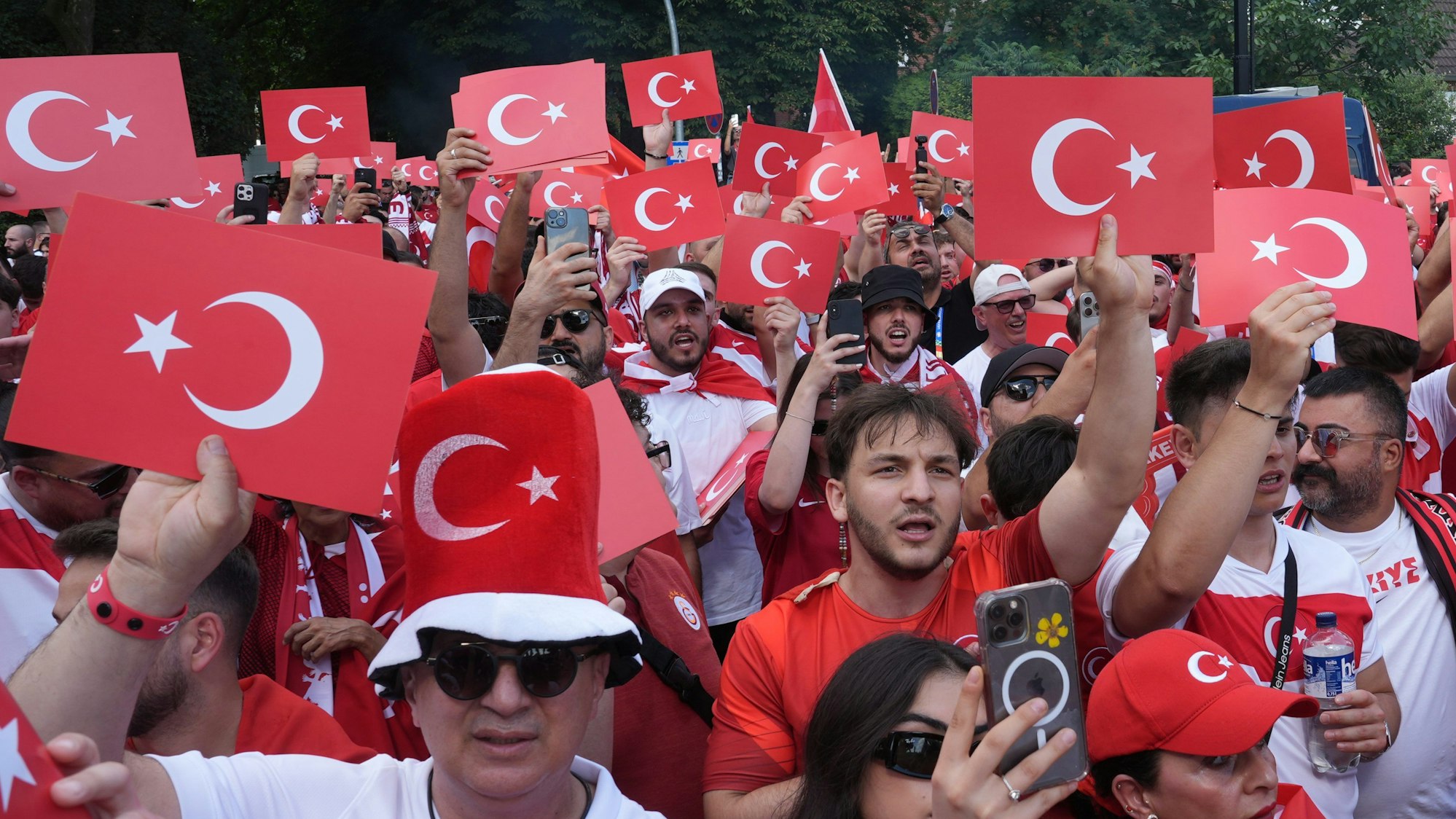 In Hamburg versammeln sich türkische Fans, um ihre Mannschaft bei ihrem letzten Gruppenspiel gegen Tschechien anzufeuern.
