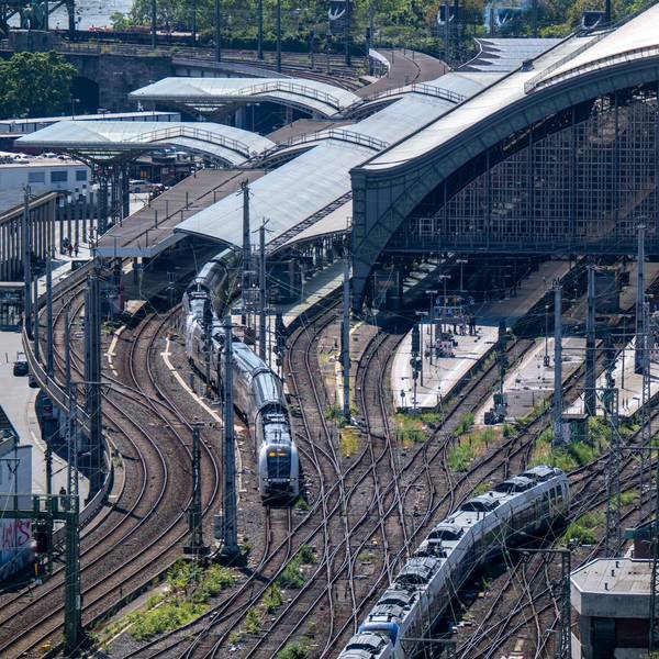 Blick auf den Kölner Hauptbahnhof (Archivbild). Hier ist es am Mittwoch (9. Oktober) zu Einschränkungen im Zugverkehr gekommen.