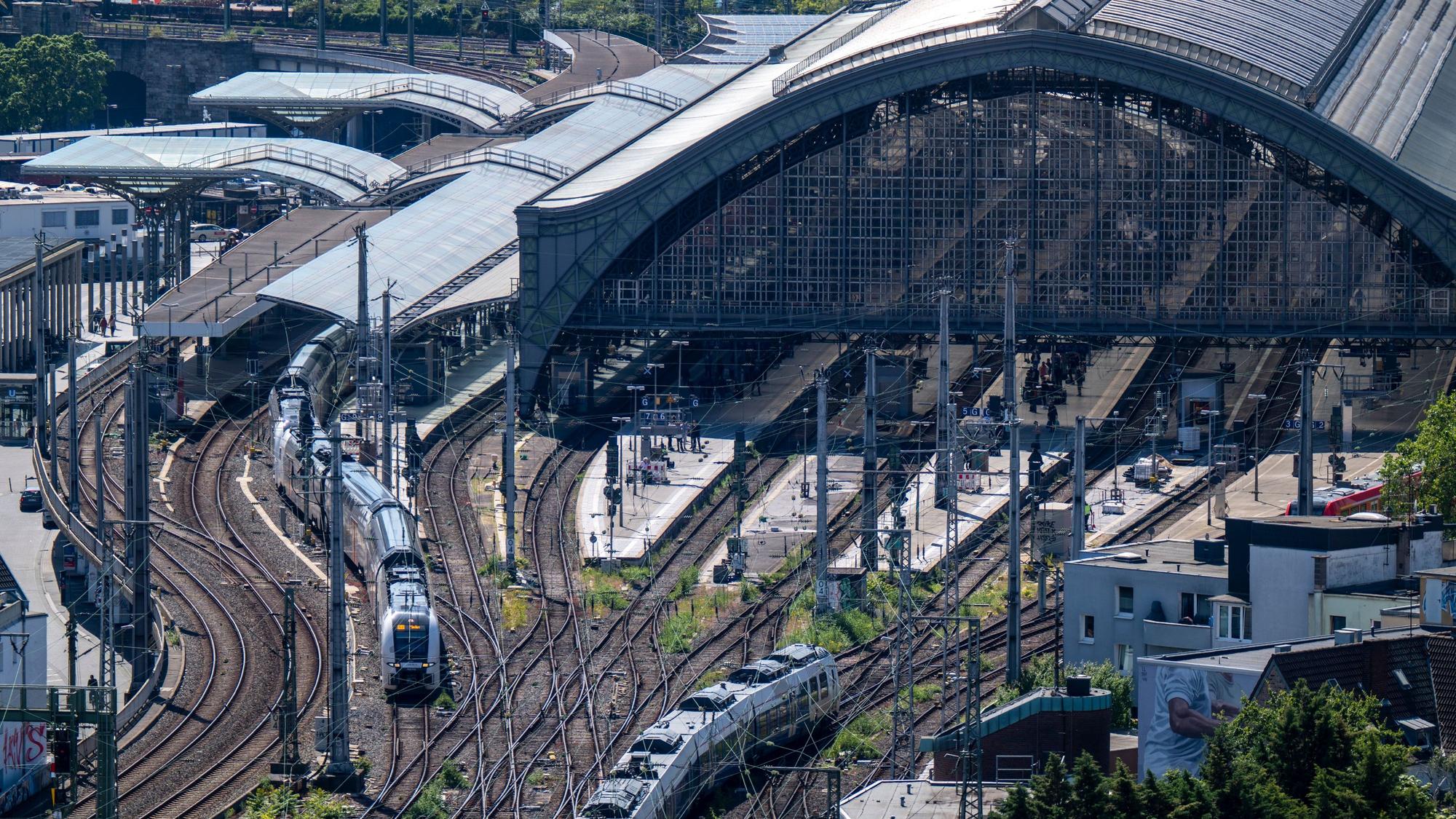 13.06.2024, Köln: Blick auf den Hauptbahnhof. Vom Dach des Hansa-Hochhauses hat man einen guten Rundumblick. Foto: Uwe Weiser