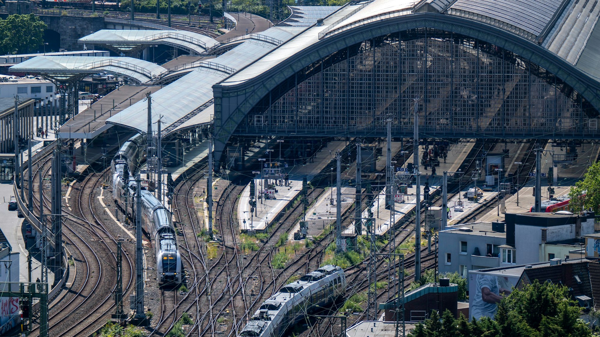 13.06.2024, Köln: Blick auf den Hauptbahnhof. Vom Dach des Hansa-Hochhauses hat man einen guten Rundumblick. Foto: Uwe Weiser