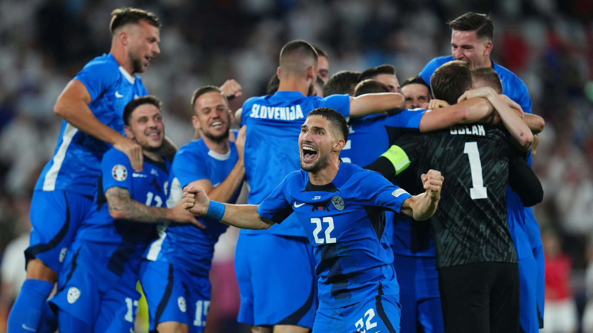 Die slowenische Nationalmannschaft feiert nach dem 0:0 gegen England in Köln erstmals den Einzug in ein Achtelfinale bei einer Europameisterschaft. Im Vordergrund jubelt Mittelfeldspieler Adam Gnezda Čerin nach dem Schlusspfiff.