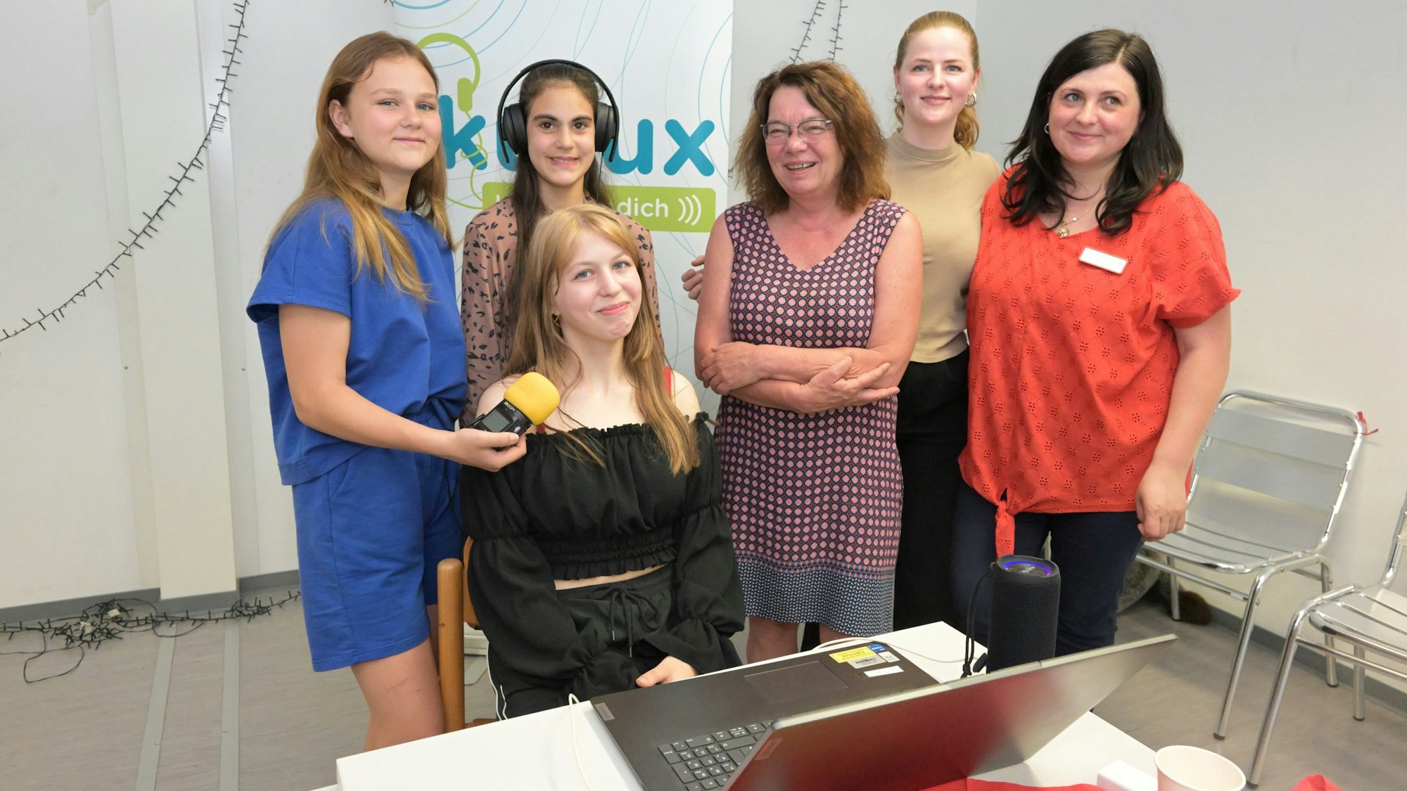 Alina Slobodian, Zahra Ahmadova ,Yana Pavlova (v.l.). Heike Magnitz (Mitte) stehen nebeneinander.