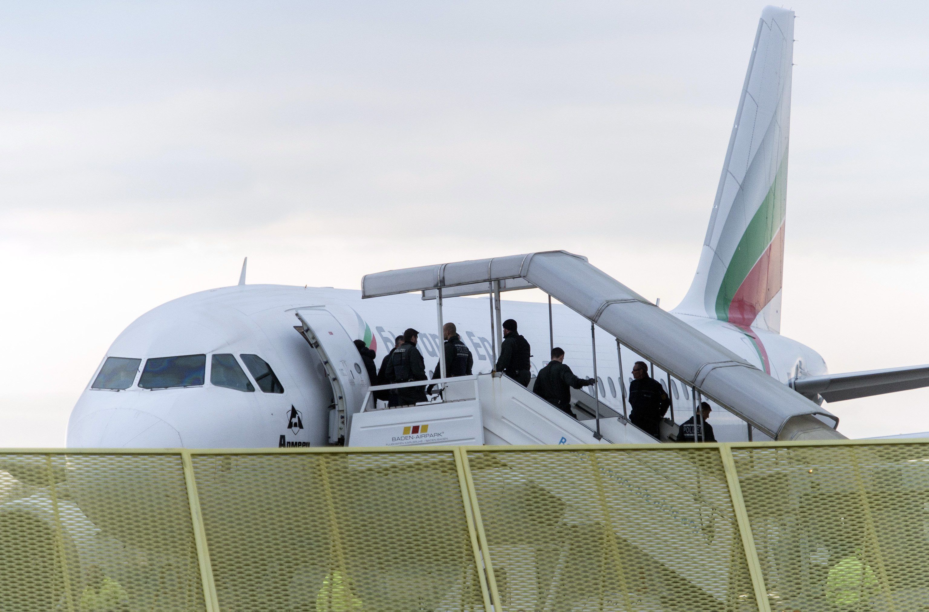 Personen steigen im Rahmen einer Sammelabschiebung in ein Flugzeug.