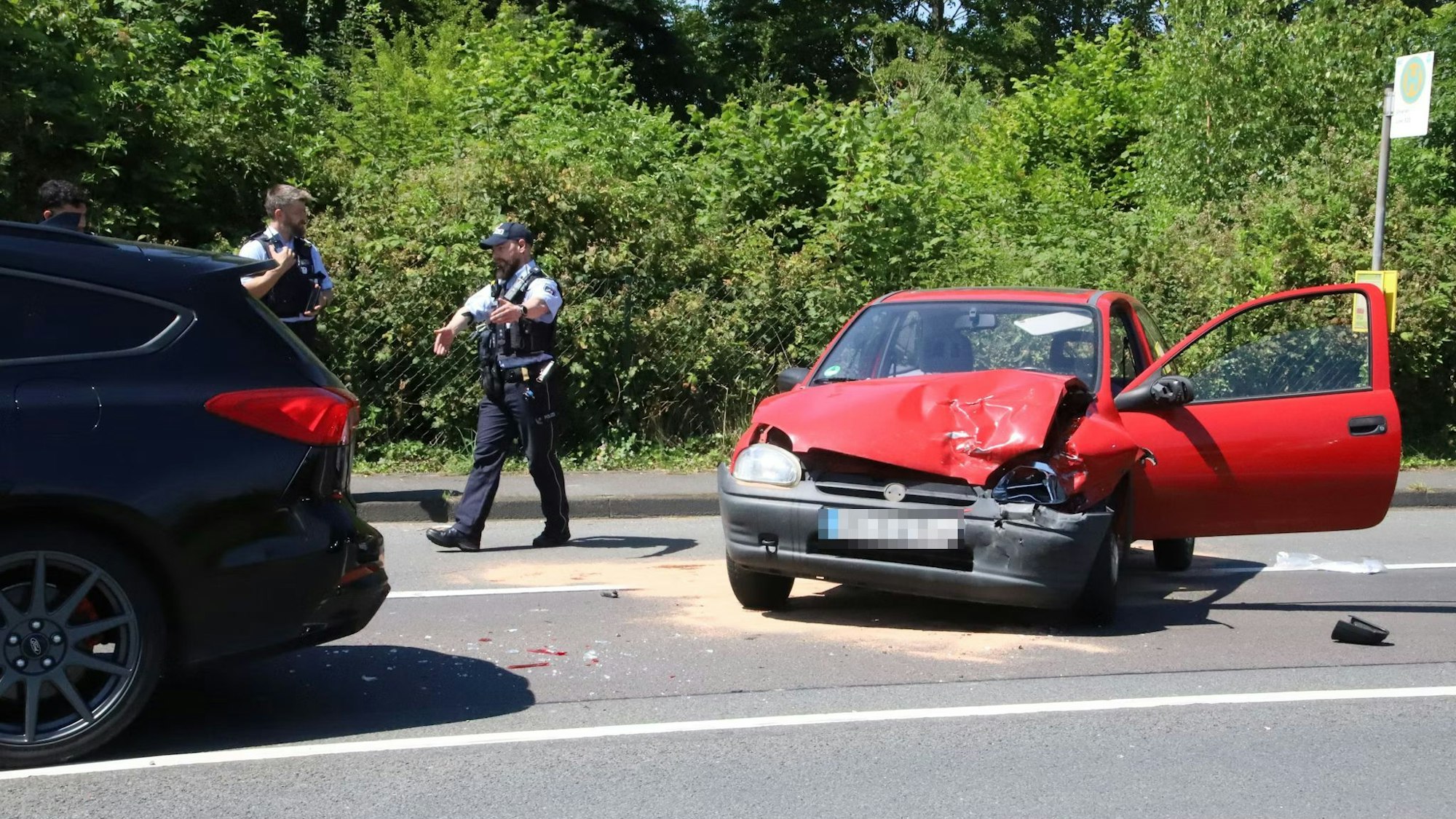 Auf der Bundesstraße 8 hat es am Abzweig nach Striefen einen Auffahrunfall gegeben, zwei Menschen wurden verletzt, darunter ein ein Jahre altes Kind.