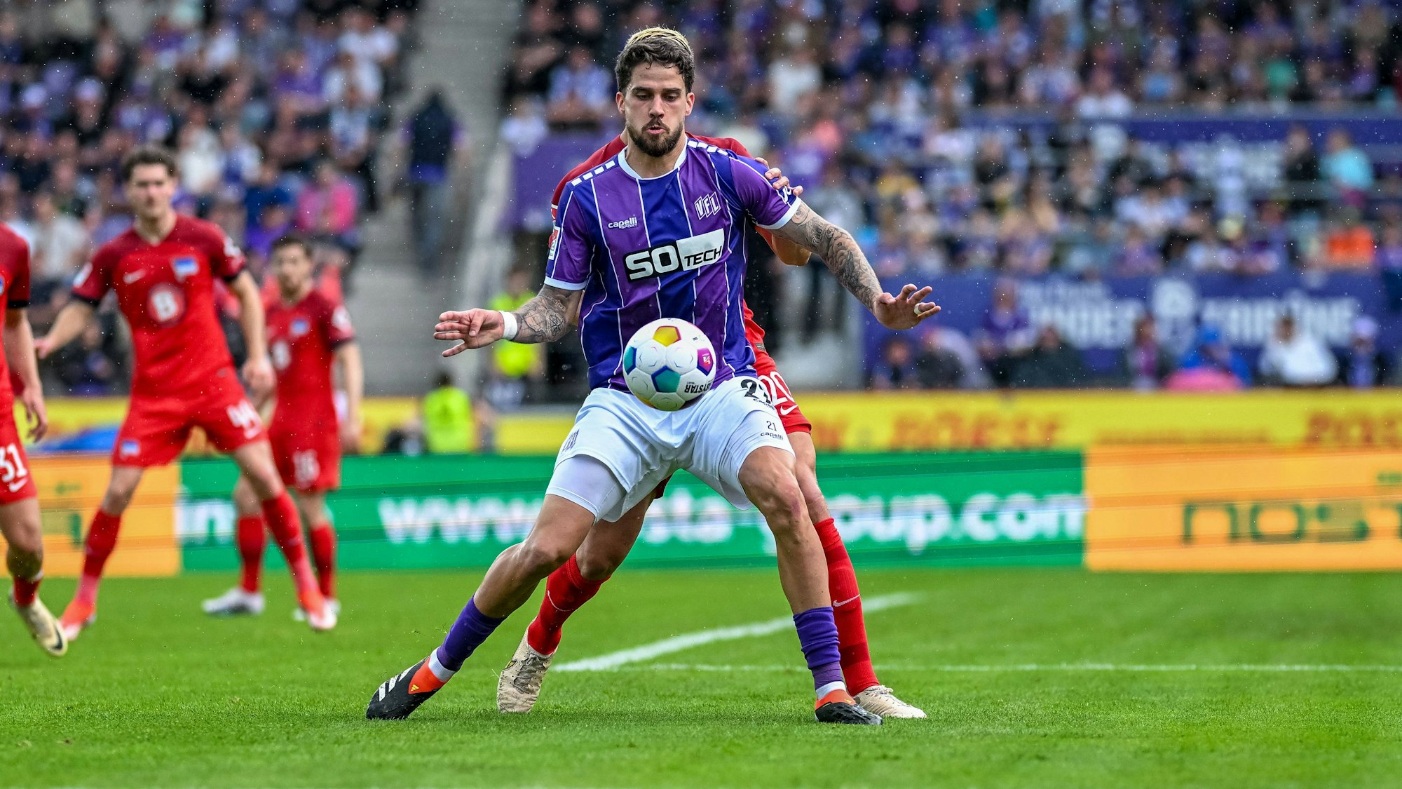 2. Bundesliga - VfL Osnabrück - Hertha BSC Berlin am 19.05.2024 an der Bremer Brücke in Osnabrück Lex-Tyger Lobinger Osnabrueck im Zweikampf gegen Marc Oliver Kempf Hertha BSC Berlin. *** 2 Bundesliga VfL Osnabrück Hertha BSC Berlin on 19 05 2024 at Bremer Brücke in Osnabrück Lex Tyger Lobinger Osnabrueck in a tackle against Marc Oliver Kempf Hertha BSC Berlin MT