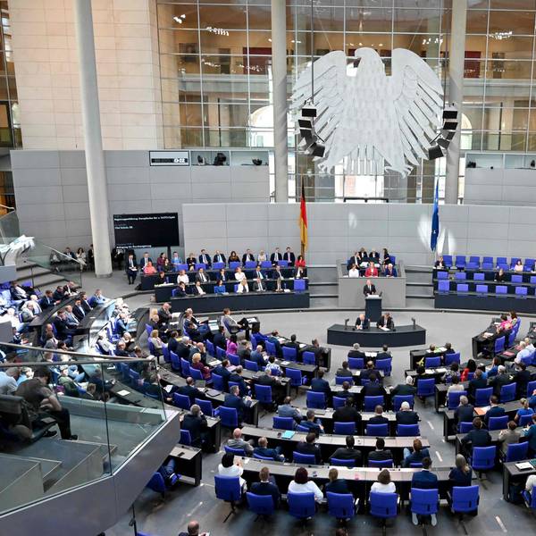 Die Bundestagsverwaltung gab ein Gutachten in Auftrag, das Vorschläge geben soll, den Bundestag vor verfassungsfeindlichen Mitarbeitern zu schützen. (Symbolbild)