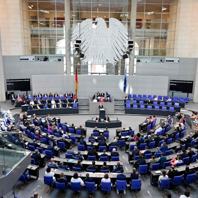 Die Bundestagsverwaltung gab ein Gutachten in Auftrag, das Vorschläge geben soll, den Bundestag vor verfassungsfeindlichen Mitarbeitern zu schützen. (Symbolbild)