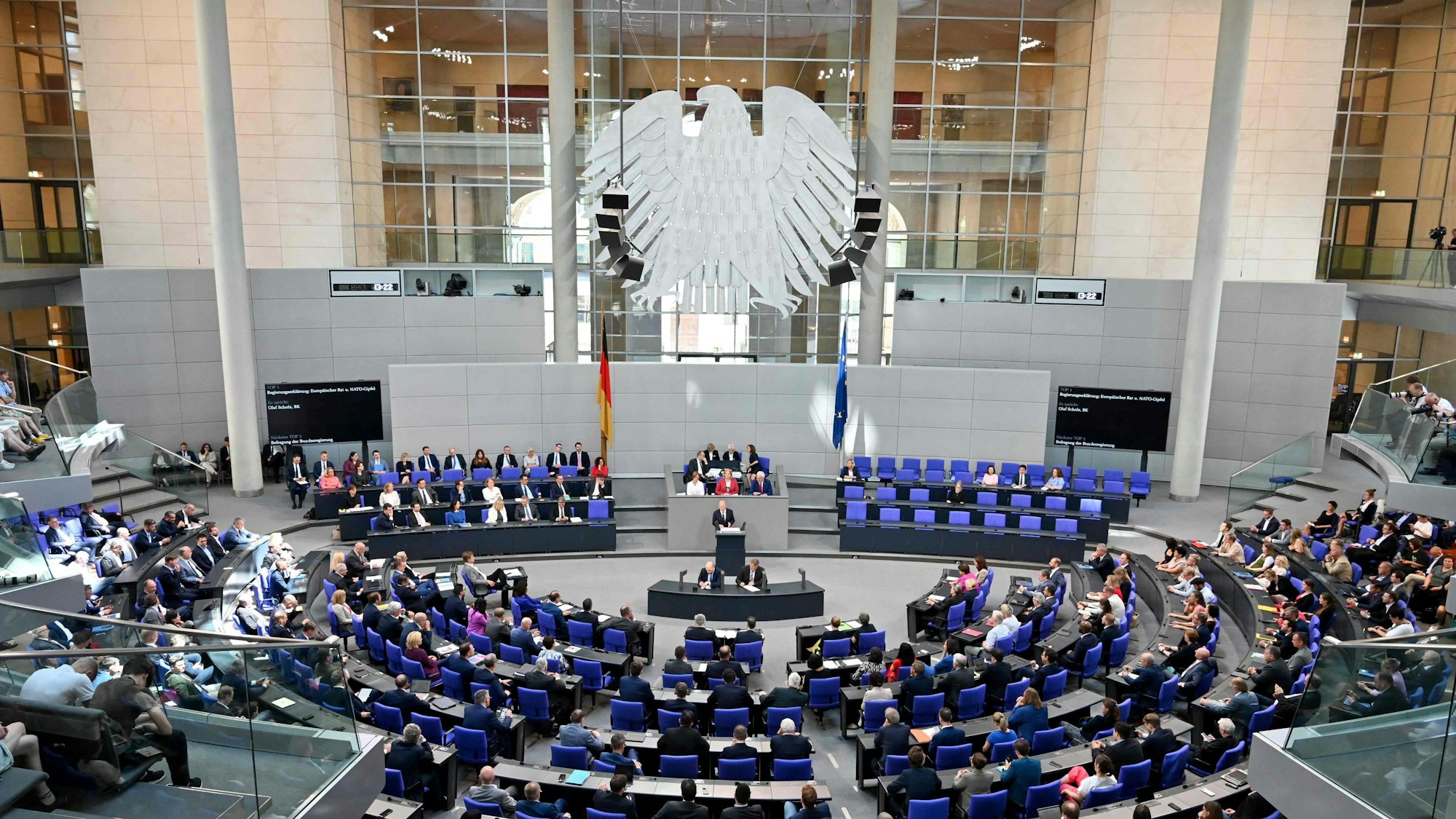 Die Bundestagsverwaltung gab ein Gutachten in Auftrag, das Vorschläge geben soll, den Bundestag vor verfassungsfeindlichen Mitarbeitern zu schützen. (Symbolbild)