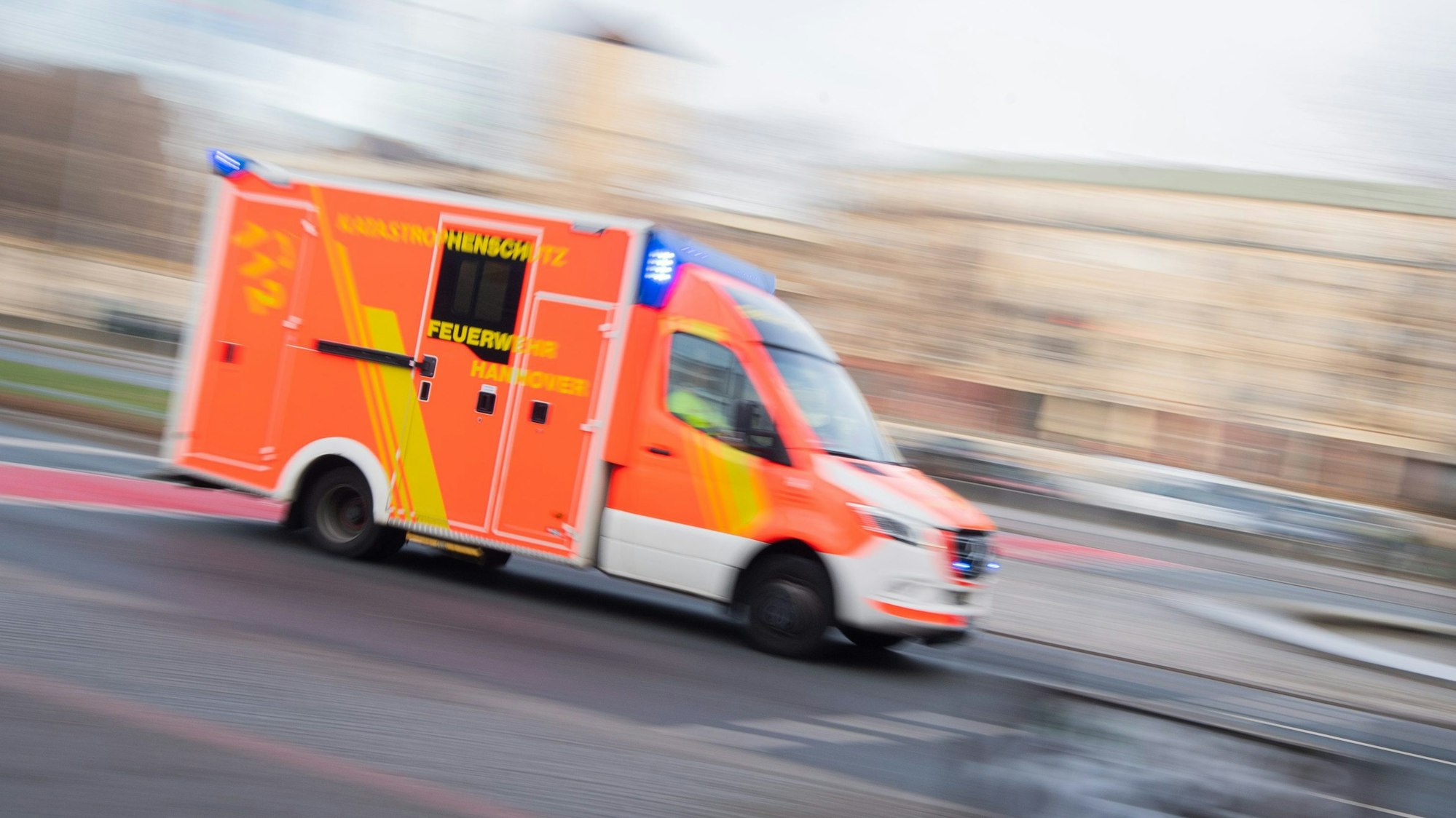 Das Bild ist ein Symbolfoto und zeigt einen Rettungswagen im Einsatz.