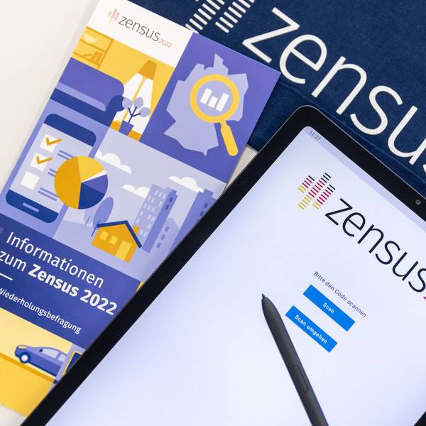 Ein Tablet und eine Broschüre mit der Aufschrift „Zensus 2022“.