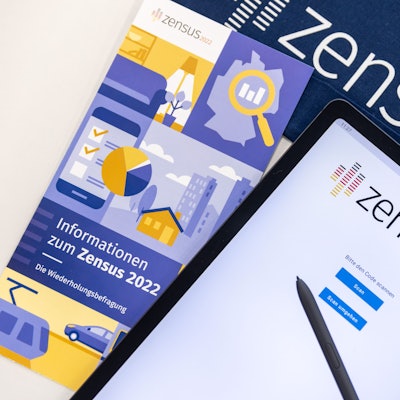 "Zensus 2022" steht auf einem Tablet, mit dem Erhebungsbeauftragte des Zensus, die Befragungen vor Ort durchführen.