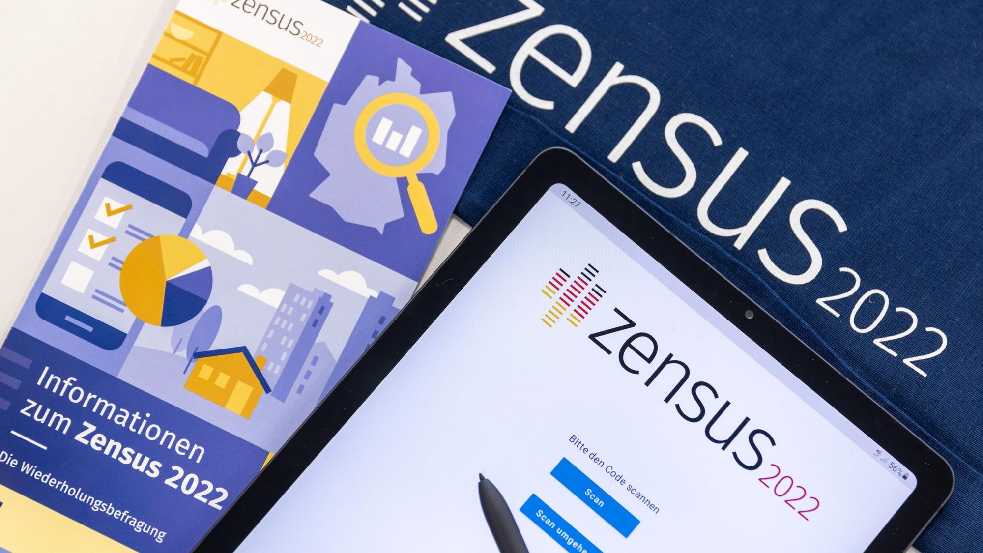 "Zensus 2022" steht auf einem Tablet, mit dem Erhebungsbeauftragte des Zensus, die Befragungen vor Ort durchführen.
