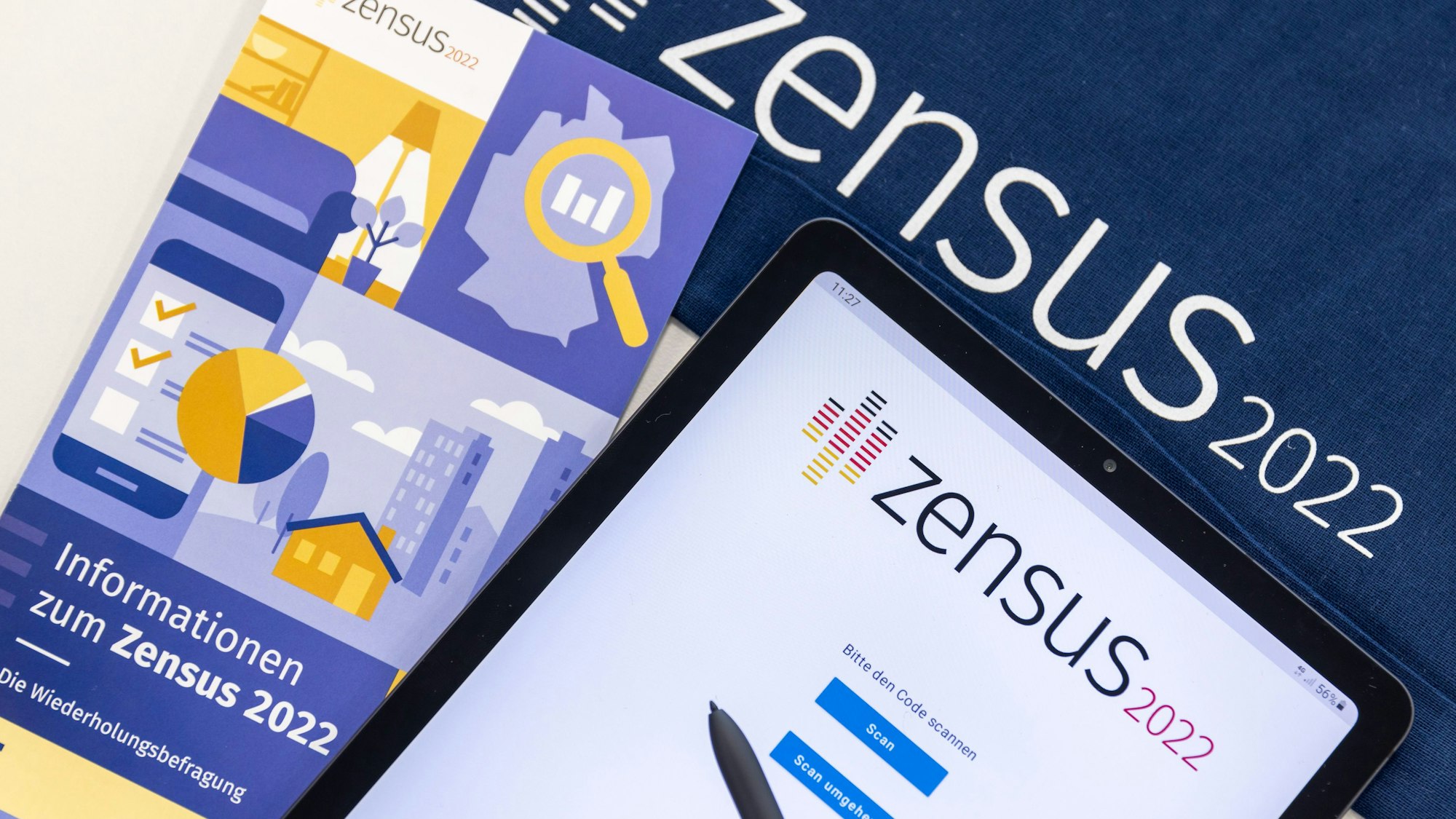 "Zensus 2022" steht auf einem Tablet, mit dem Erhebungsbeauftragte des Zensus, die Befragungen vor Ort durchführen.