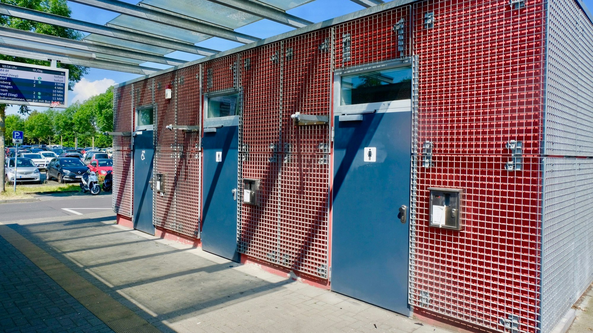 Die Toilettenkabinen am S- und KVB-Bahnhof Weiden-West. An der Damen und der Herren-Toilette am S- und KVB-Bahnhof Weiden-West wurden die Münzautomaten aufgebrochen und das Geld entwendet.