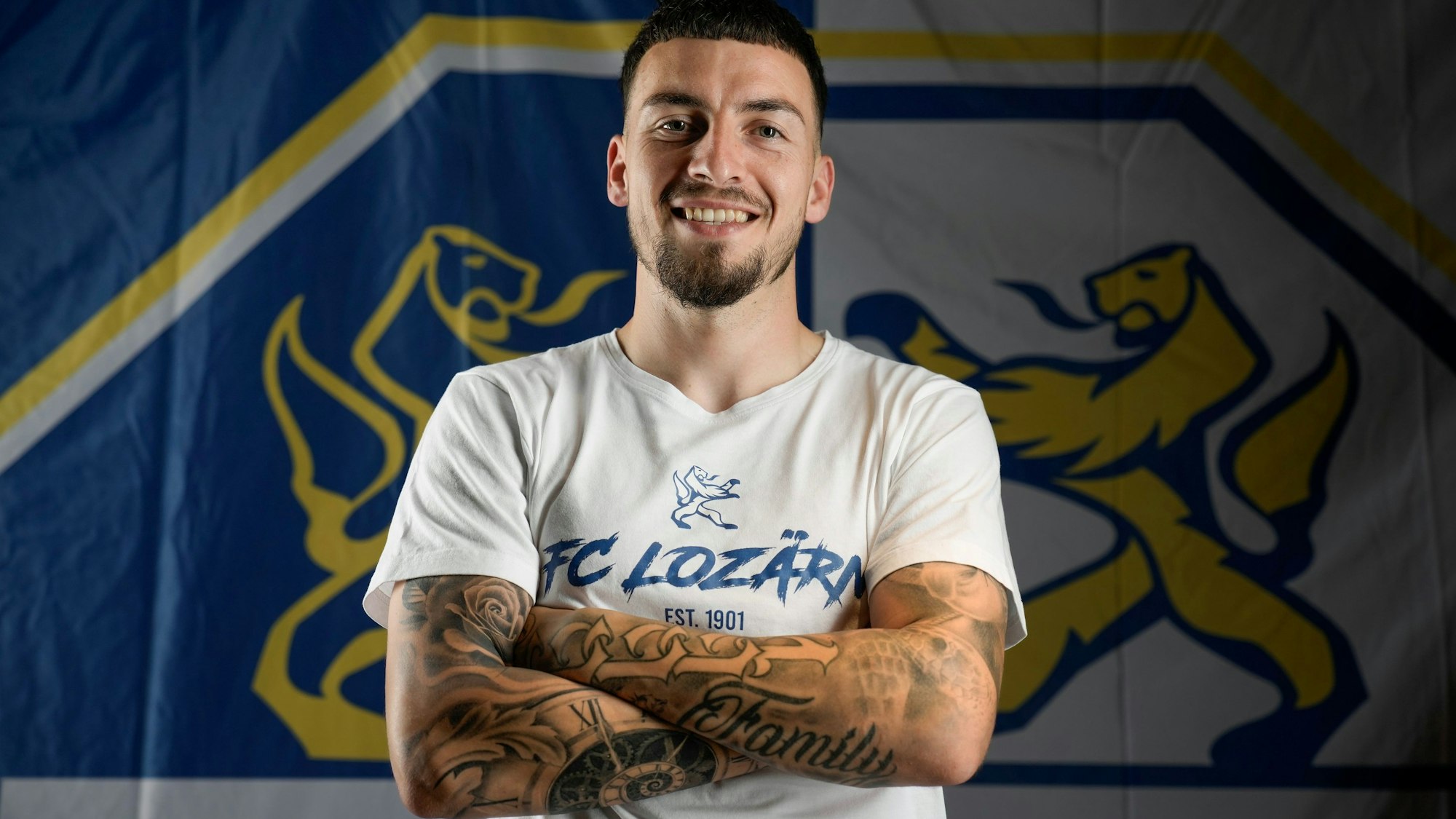 Im Trikot des FC Luzern blickt Sinan Karweina in die Kamera.