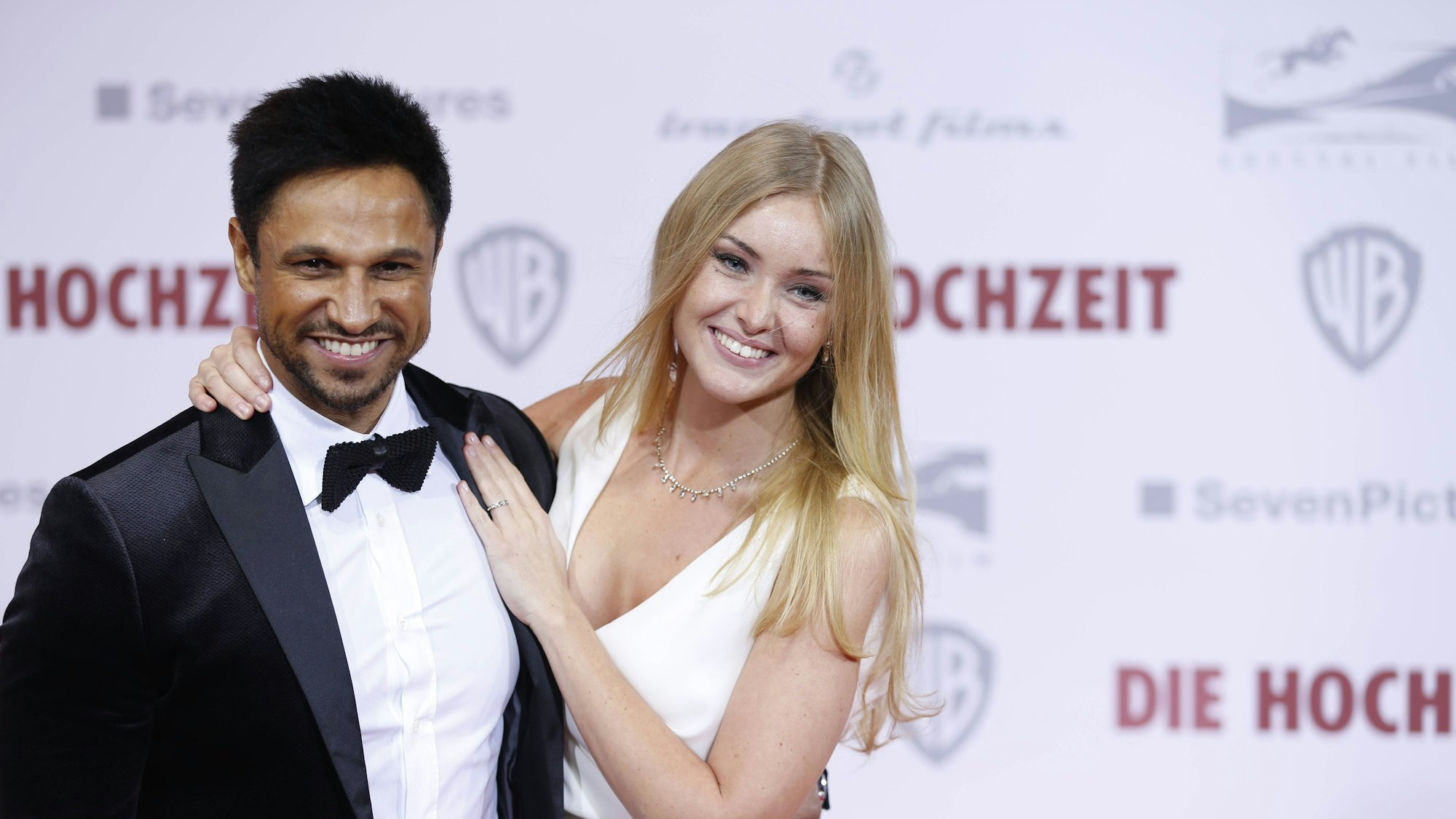 Daniel Aminati und seine Ehefrau Patrice lachen auf dem roten Teppich.