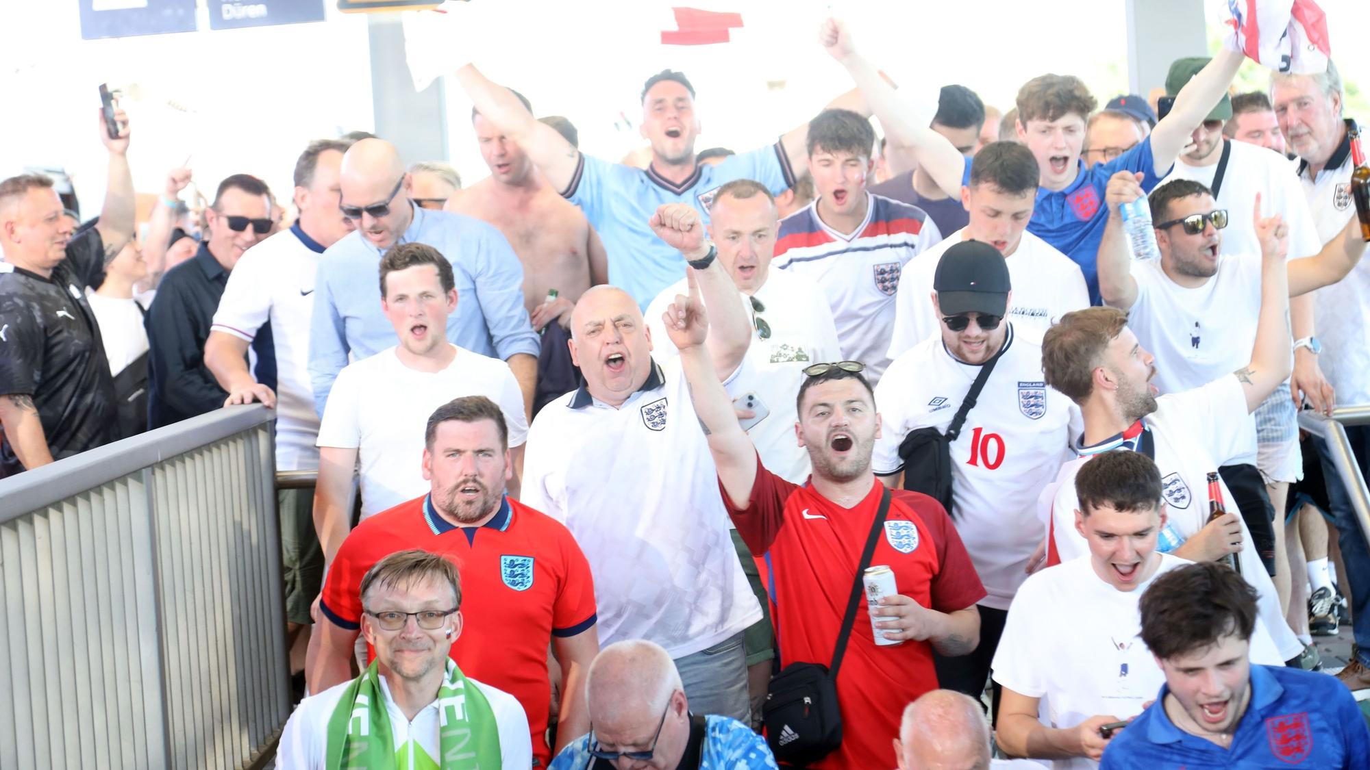 Englische Fans am 25. Juni mit der S-Bahn auf dem Weg ins Stadion nach Müngersdorf.