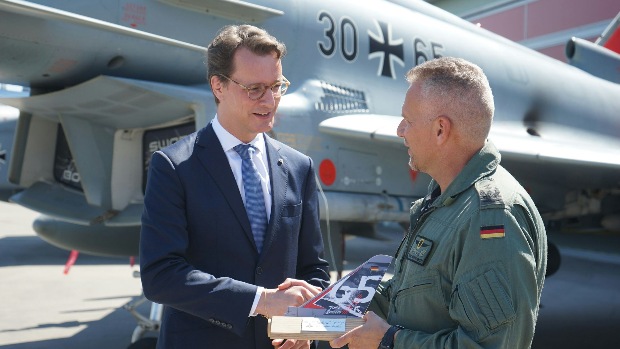 NRW-Ministerpräsident Hendrik Wüst mit Kommodore Timo Heimbach vom Taktischen Luftwaffengeschwader Boelcke.