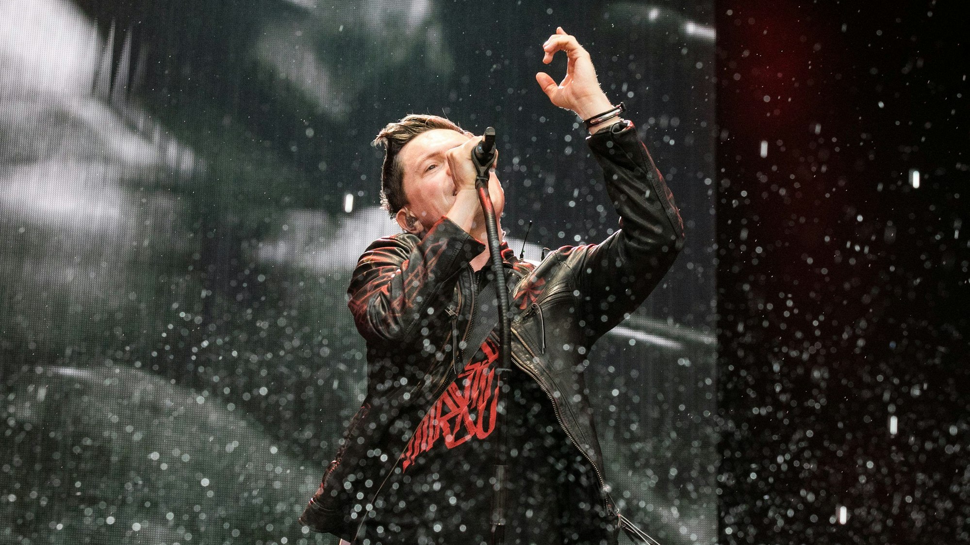 Auf das Bonner Festivalgelände – hier ein Auftritt von Michael Patrick Kelly 2019 – laden die Kirchenkreise am Samstag ein.