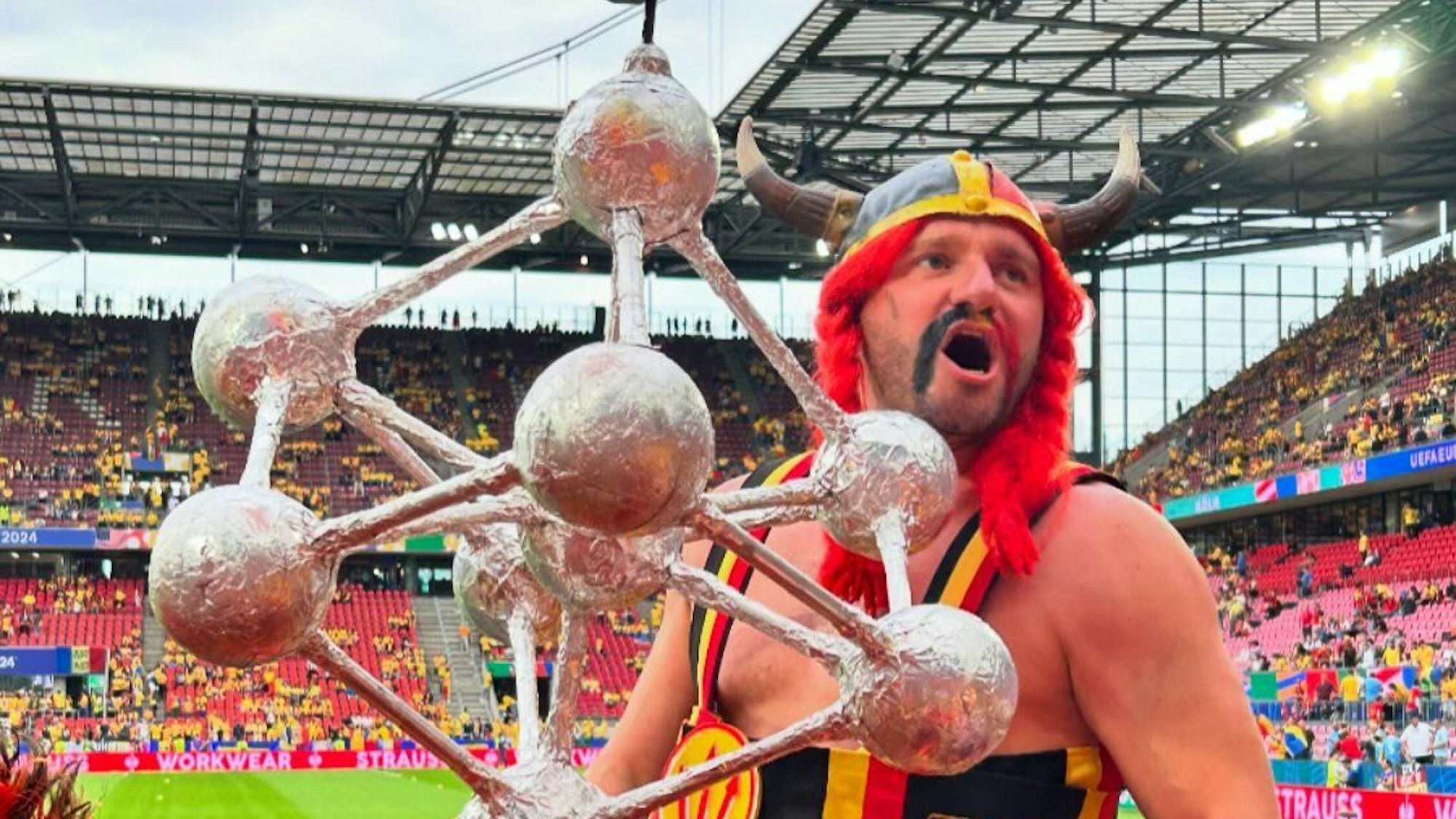 Vor dem Spiel Belgien gegen Rumänien konnte Jörg Piana aus Kall ein paar Schnappschüsse der Fans aus dem Nachbarland im Kölner Stadion schießen. Auf einem ist ein Belgier als rothaariger Wikinger verkleidet und hält eine Nachbildung des Atomiums in Brüssel.
