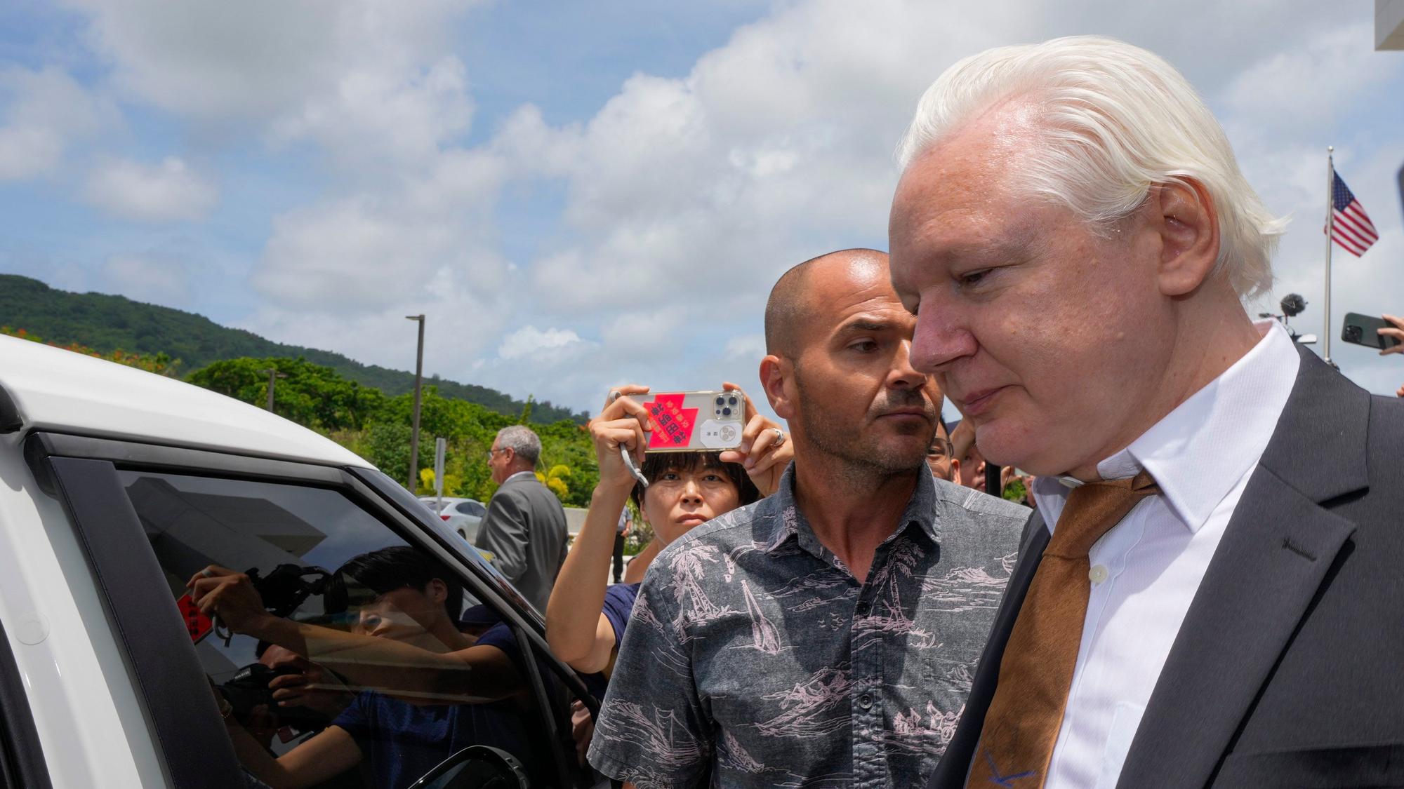 26.06.2024, USA, Saipan: WikiLeaks-Gründer Julian Assange verlässt das Bundesgericht in Saipan. Ein US-Gericht hat den Deal zwischen Wikileaks-Gründer Julian Assange und der amerikanischen Justiz im Zusammenhang mit Spionagevorwürfen abgesegnet und seine Freilassung besiegelt. Foto: Eugene Hoshiko/AP +++ dpa-Bildfunk +++