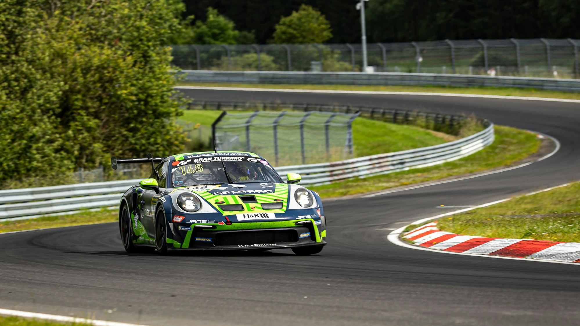Tobias Müller fährt mit seinem Porsche durch eine Schikane auf dem Nürburgring.