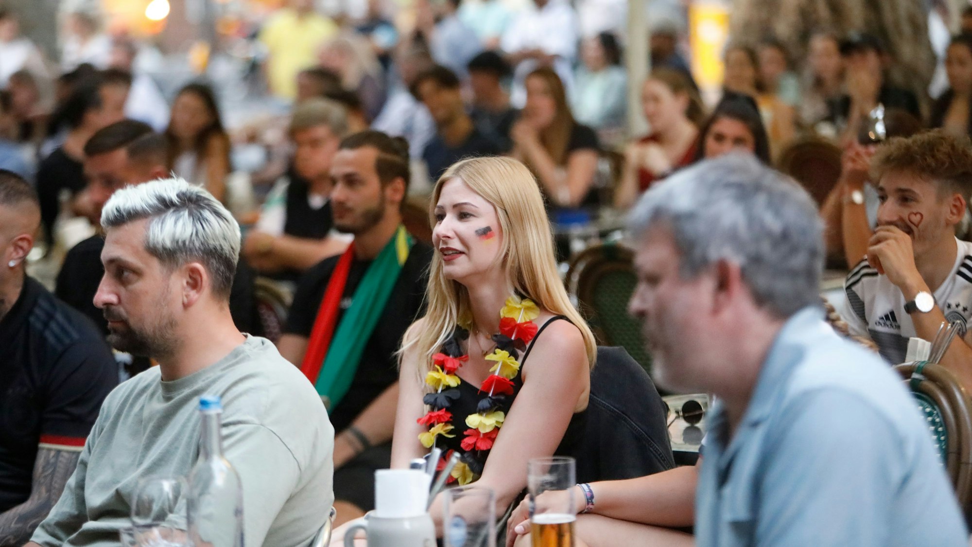 Das Bild zeigt mehrere Personen beim Public Viewing.