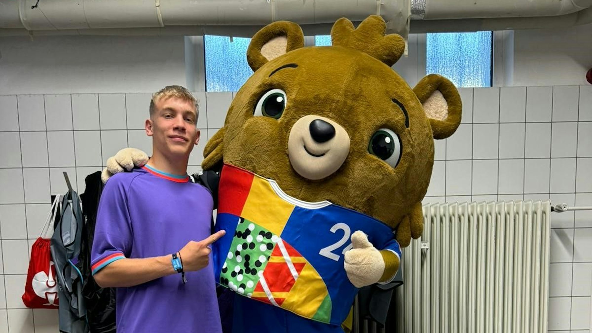 Julian Seliger aus Kirspenich ist Balljunge beim Achtelfinalspiel zwischen Deutschland und Dänemark. Das Foto zeigt ihn im Umkleideraum mit EM-Maskottchen Albärt.