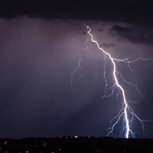 Ein Blitz schlägt bei einem schweren Unwetter in den Boden ein. (Symbolbild)