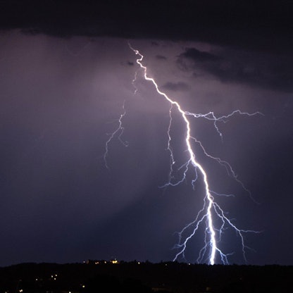 Ein Blitz schlägt bei einem schweren Unwetter in den Boden ein. (Symbolbild)