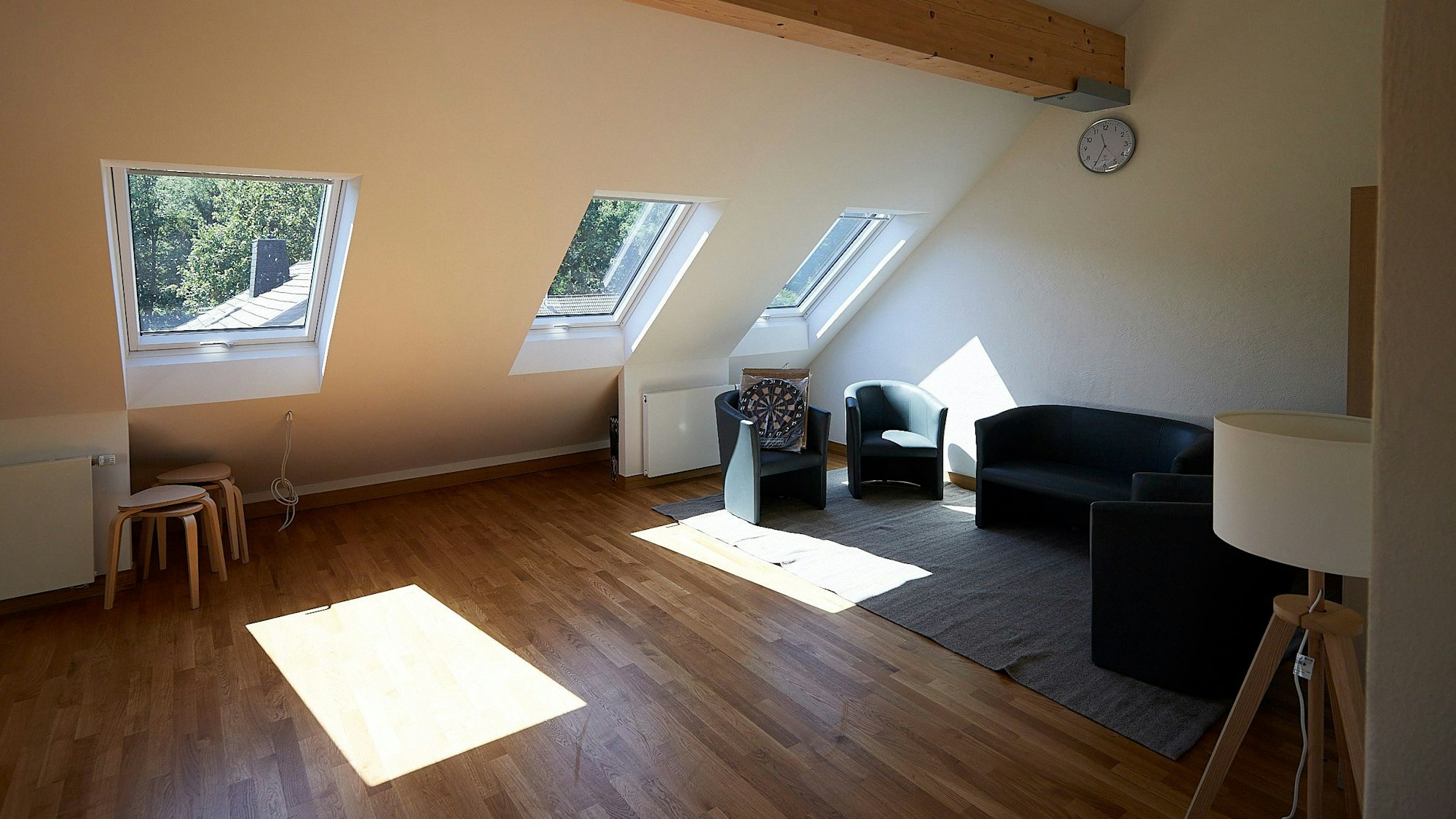 Hell und freundlich ist ein Zimmer im Dachgeschoss. Durch neu eingebaute Fenster fällt Licht in den Raum.