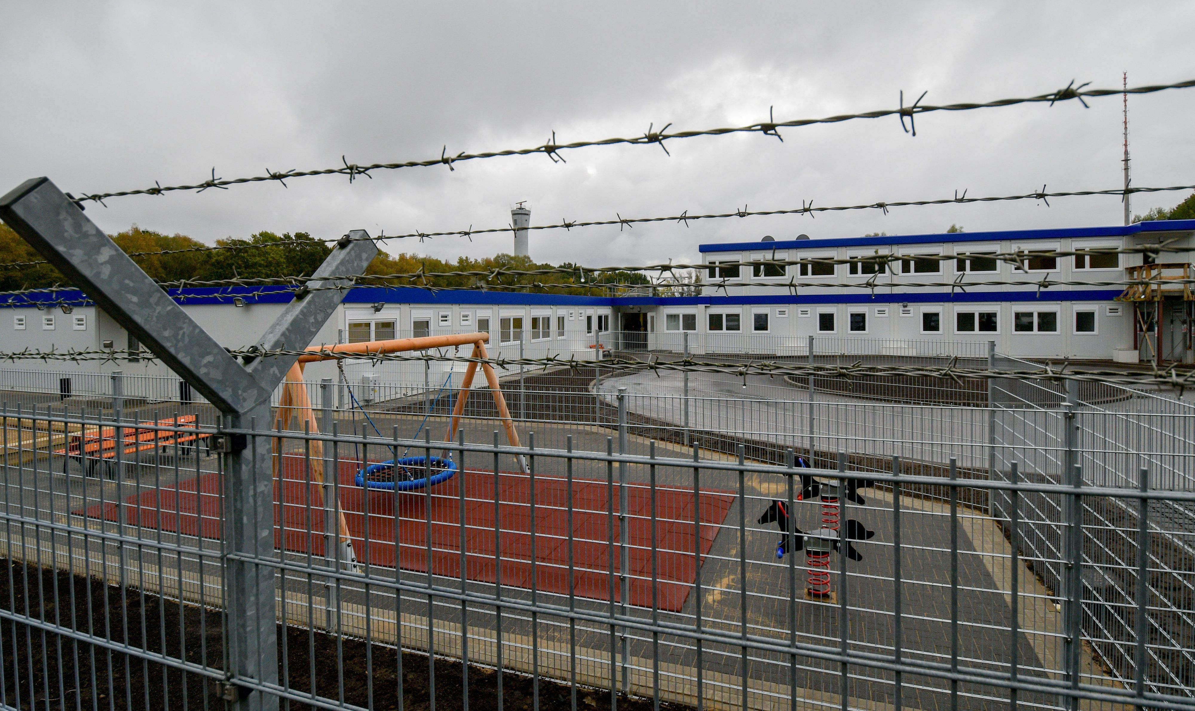 Hamburg: Stacheldraht umgibt  die Container des neuen Ausreisegewahrsams am Hamburger Flughafen.