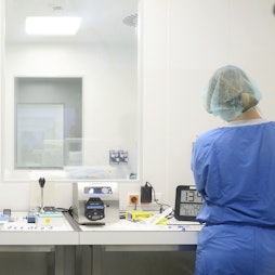 Reinraum beim Zellspezialisten Cellex in Köln-Ossendorf