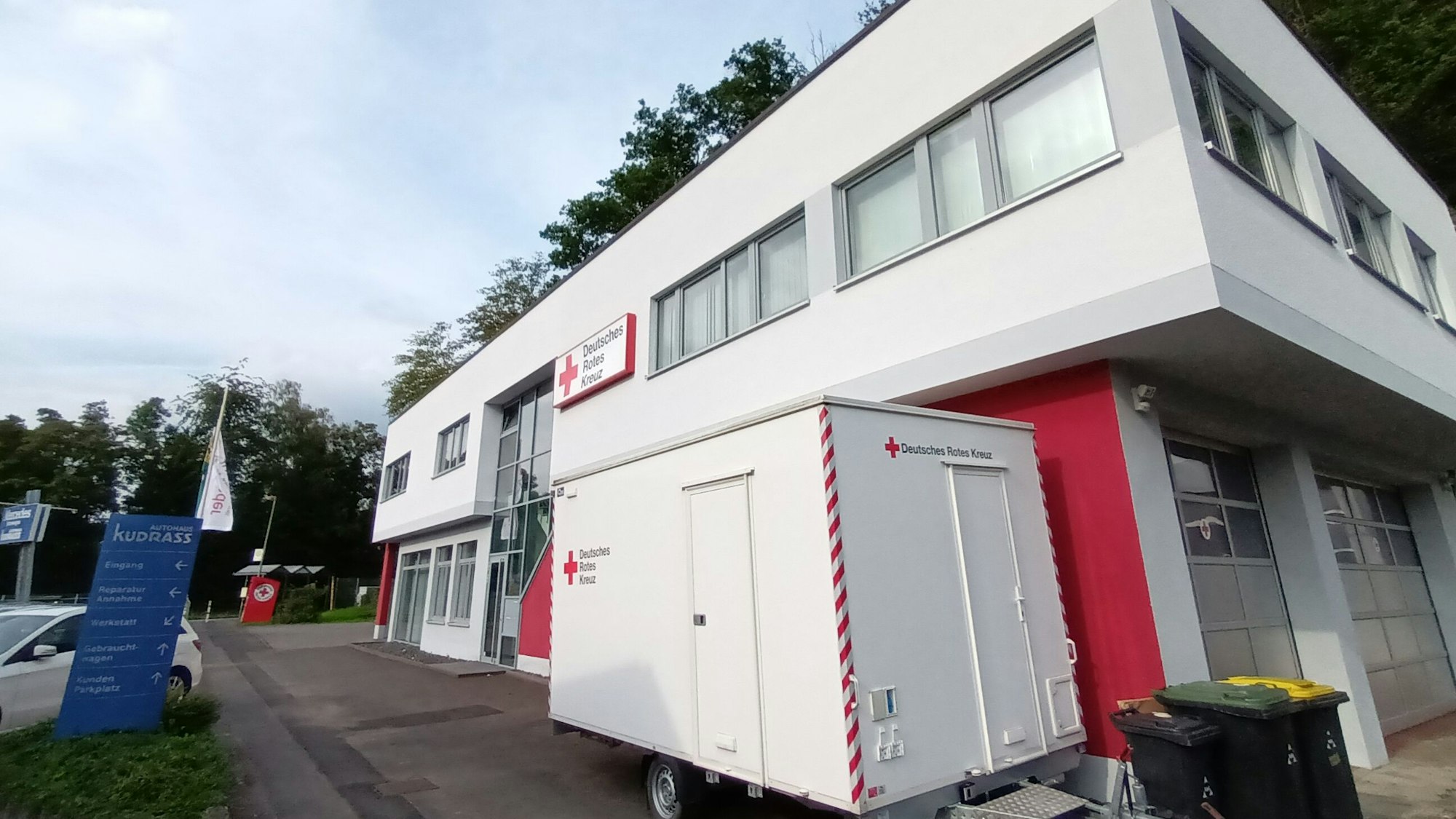 Ein weißes Gebäude mit Logo des Deutschen Roten Kreuzes.